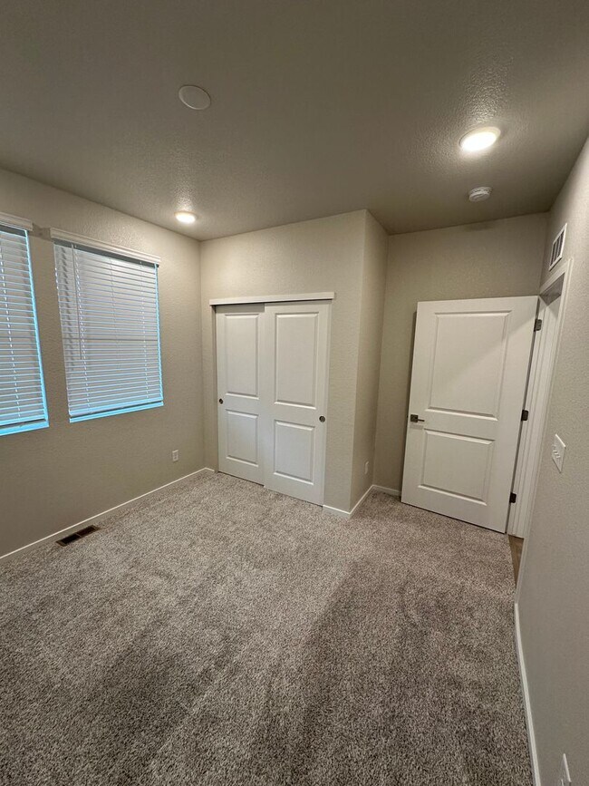 Building Photo - Raindance main floor condo move in ready.