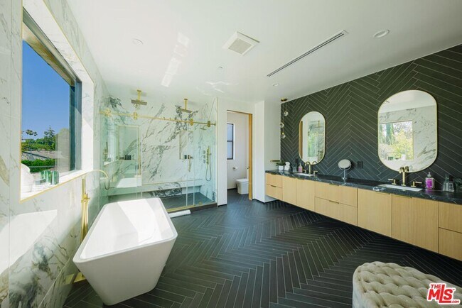 Building Photo - 5141 Varna Ave