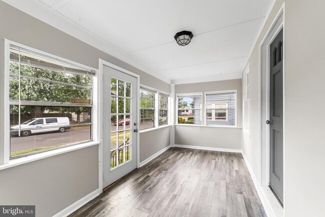 Building Photo - 762 Pilgrim Ave