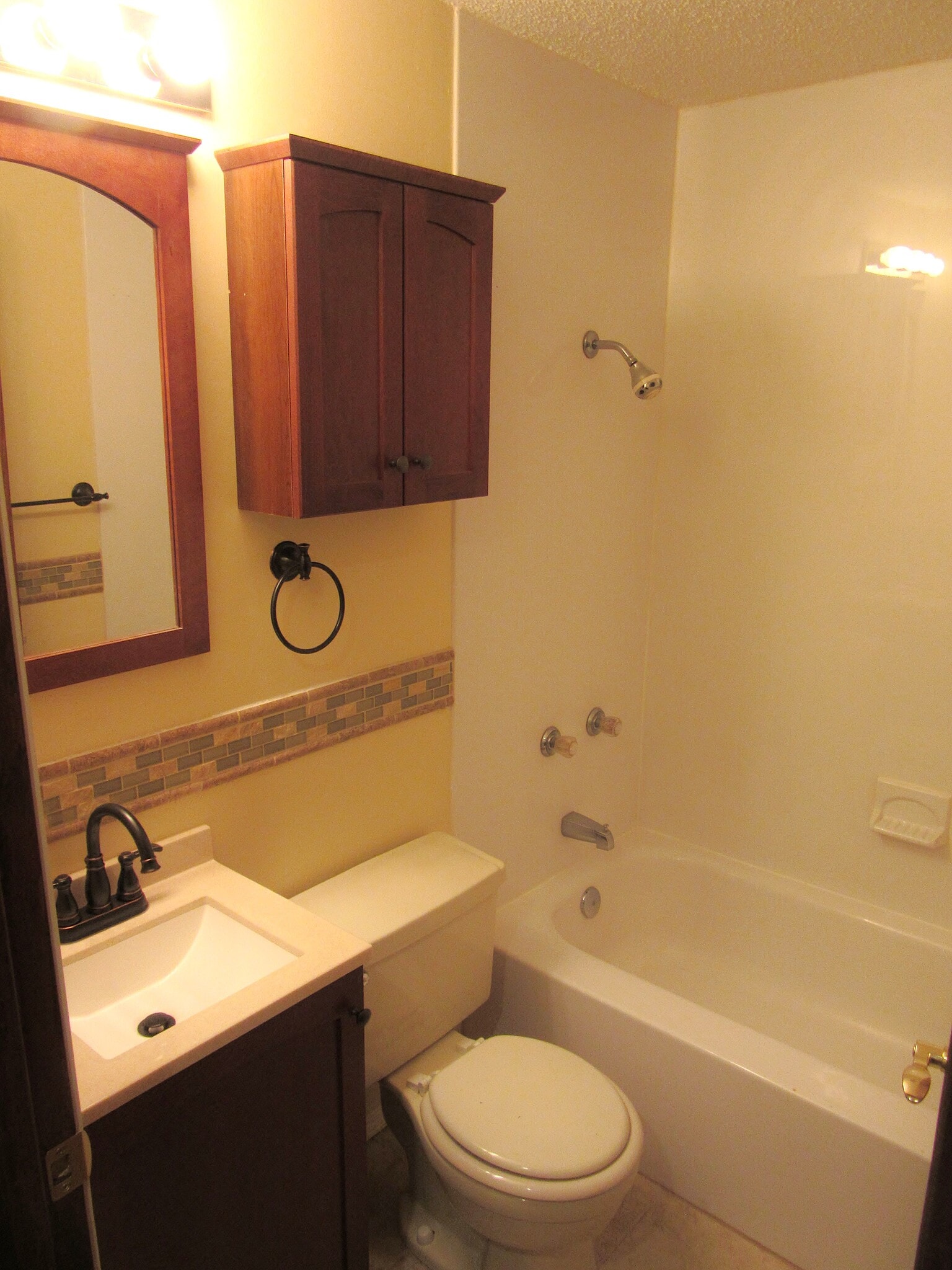 Building Photo - 406 W Maple St