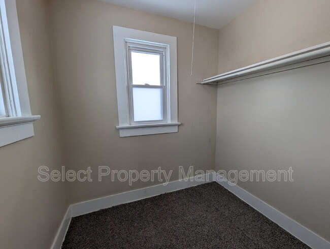 Building Photo - 933 Cottage Ave