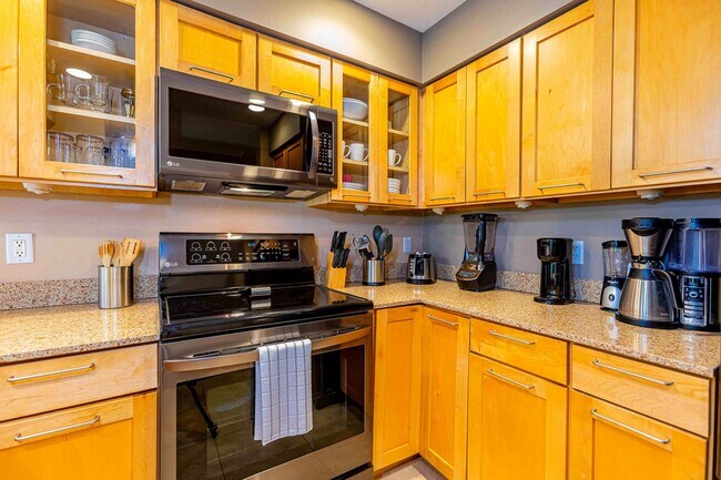 Building Photo - Fully Furnished 2 Bed/ 2 Bath Hale Kanani ...