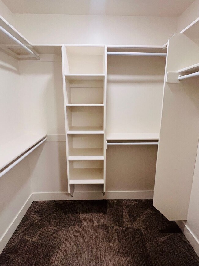 Building Photo - Beautiful new construction town home with ...