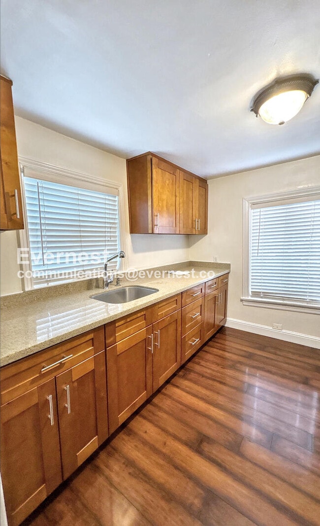 Building Photo - 605 E Santa Inez Ave