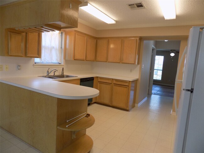 Building Photo - 22623 River Birch Dr