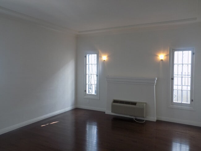 Building Photo - 109 N Clark Dr