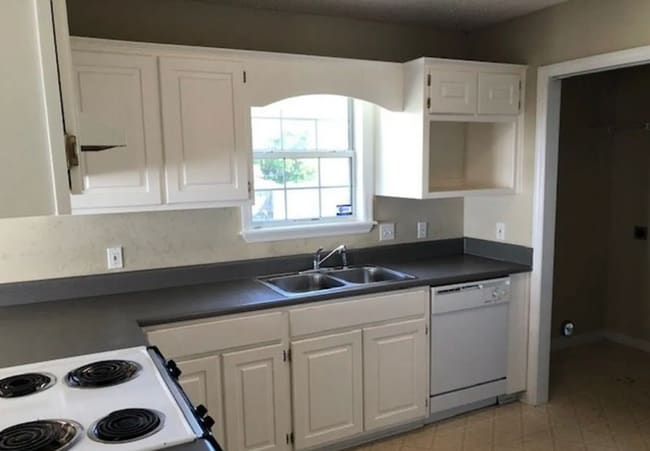 Building Photo - Cozy 3 Bedroom Home with Spacious Kitchen and Private Backyard