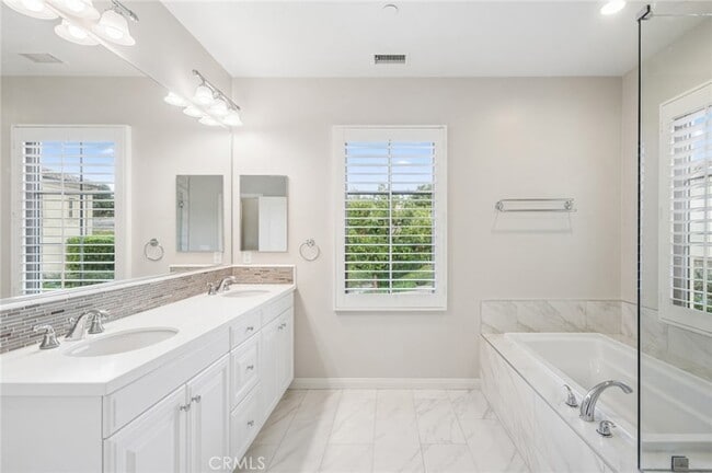 Building Photo - 102 Brindisi