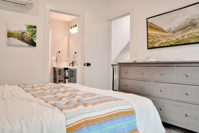 Building Photo - Modern 3 bed/ 2.5 bath townhome in Ballard!