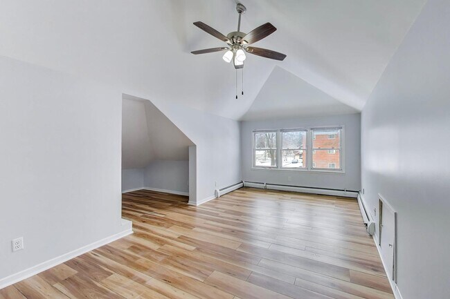 Building Photo - 1638 Oakwood Ave