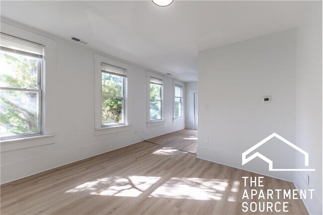 Building Photo - 2301 N Leavitt St