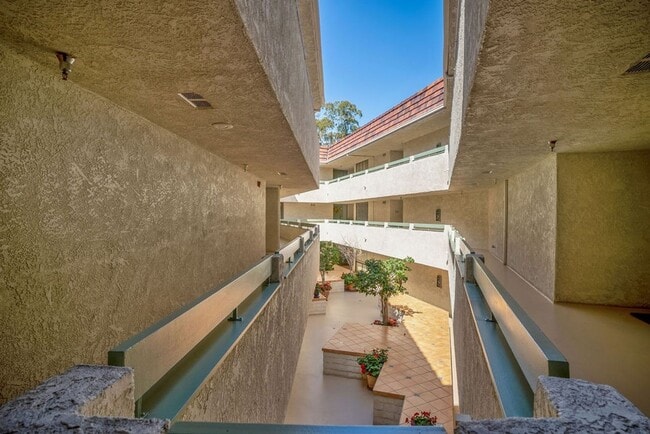 Building Photo - Malaga Cove Beauty