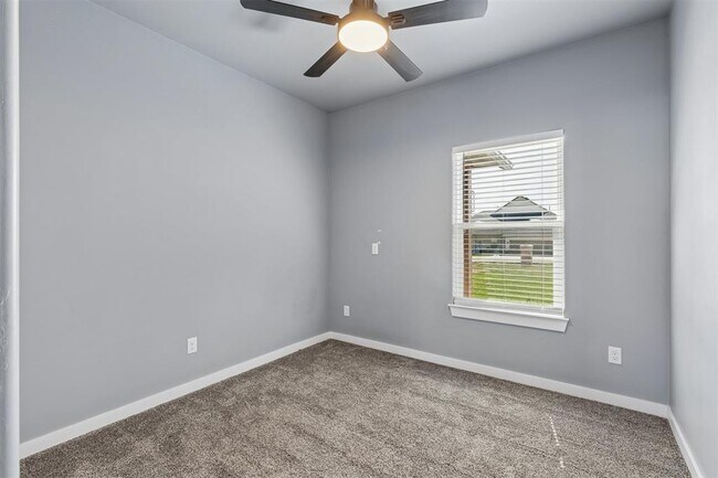 Building Photo - 4930 Meadow Dr
