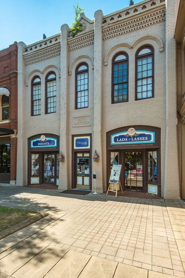 Building Photo - Charming 4BE/3BA Home in Historic Downtown...