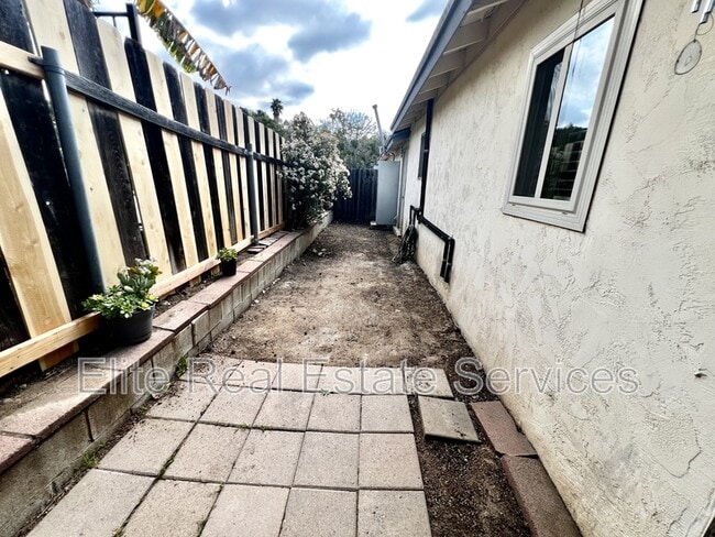 Building Photo - 9124 Rosedale Dr