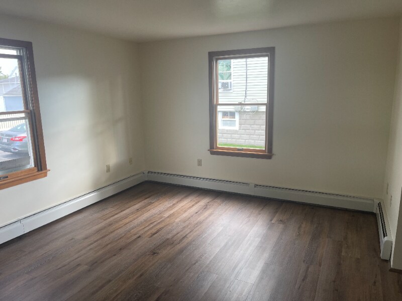 Building Photo - 33 Larch St