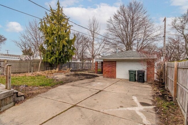 Building Photo - Charming 3-Bed, 2-Bath Brick Ranch in Saint Clair Shores – Move-In Ready!