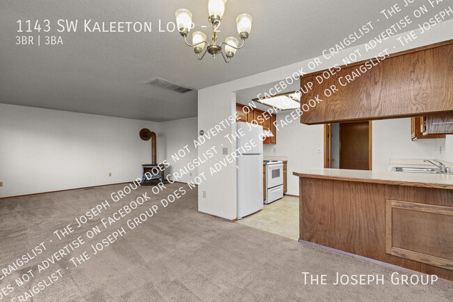 Building Photo - 1143 SW Kaleeton Loop