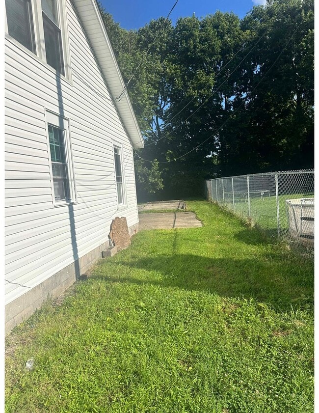 Building Photo - Large three bed home for rent