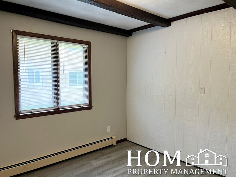 Building Photo - 516 3rd St NE