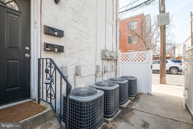 Building Photo - 2351 Christian St