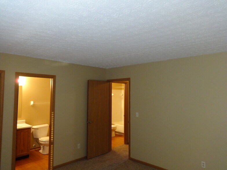 Building Photo - 4633 Stratford Ln