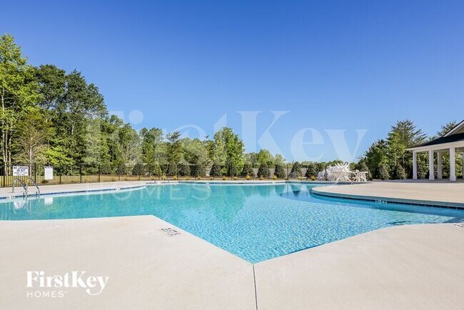 Building Photo - 423 Stonefence Dr