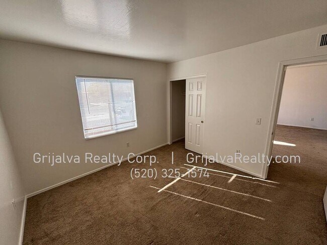 Building Photo - 3641 E Monte Vista Dr