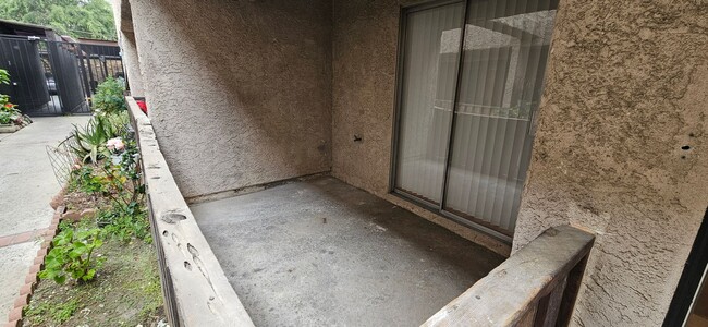 Building Photo - Beautifully Renovated Townhouse with Moder...