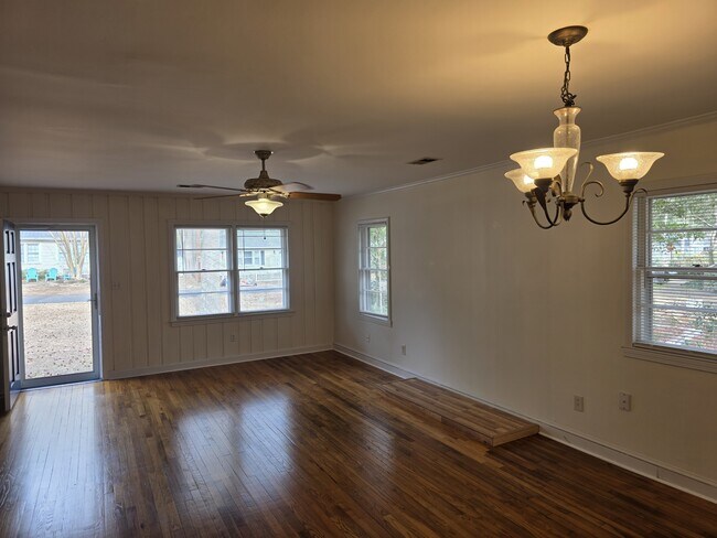 Building Photo - 615 Pine Dr