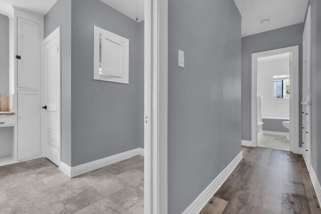 Building Photo - 1441 W 53rd St