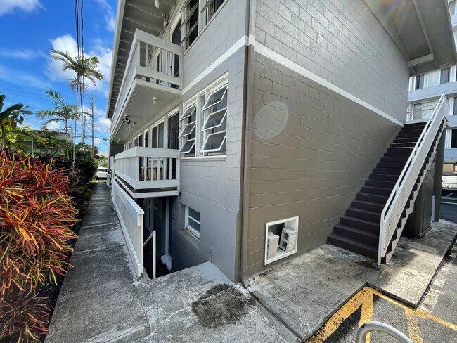 Building Photo - Ohana Kewalo basement Studio for rent