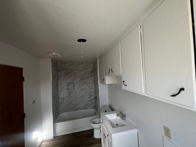 Building Photo - 5bedrooms 2bathrooms with CH/A