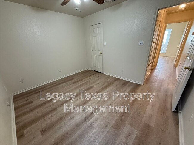 Building Photo - 701 Miracle Ln