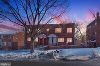 Building Photo - 146 Joliet St