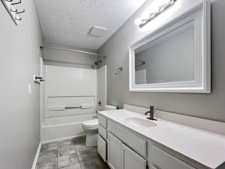 Building Photo - 109 Carmel Woods Ct