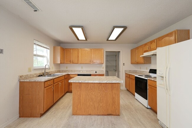 Building Photo - Spacious 4-Bed Waterfront Home in Westmere...