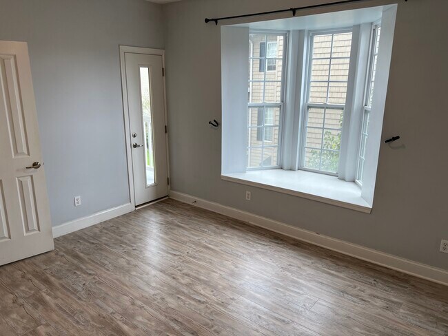 Building Photo - 1318 Suncrest Village