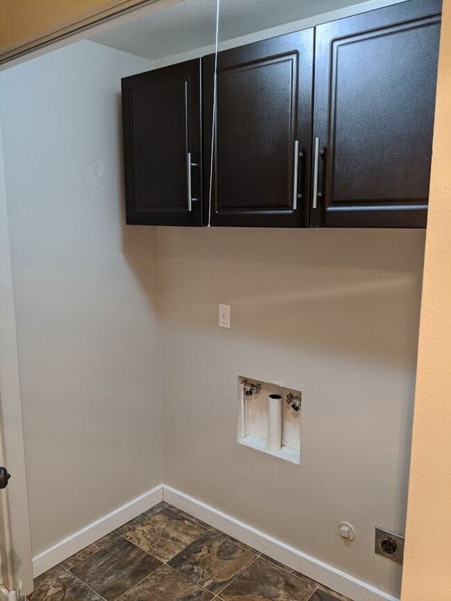 Building Photo - Updated 3bd/2bth Home with Solid Surface F...