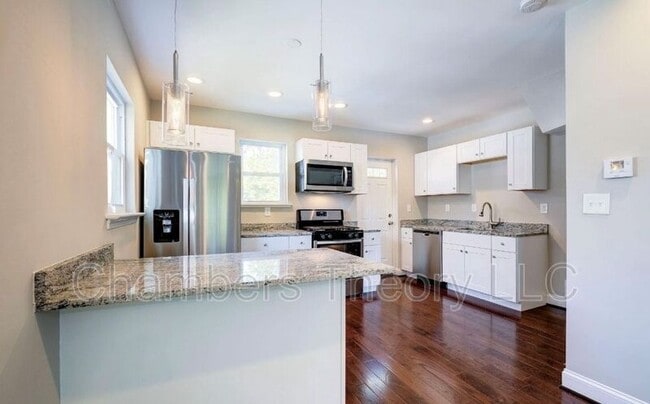 Building Photo - 1004 30th St SE