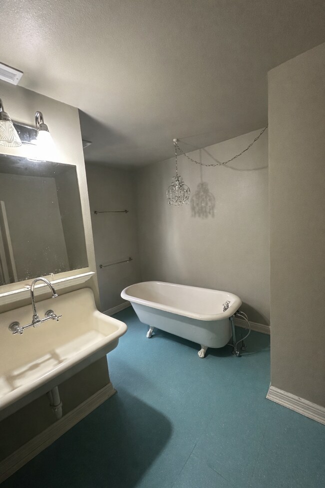 Building Photo - Amazing 4 Bed 2 Bath close to UWEC!