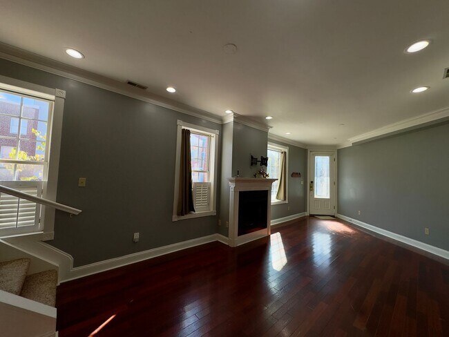 Building Photo - Charming 2Bed/2.5Bath in Washington Vilage - Extra Space in the Basement