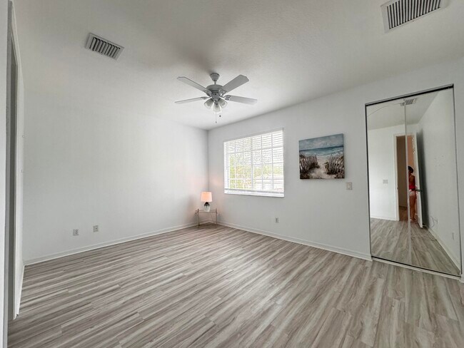 Building Photo - 1019 W Longport Cir