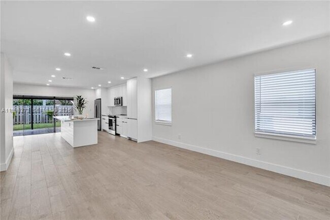 Building Photo - 4736 SW 136th Pl