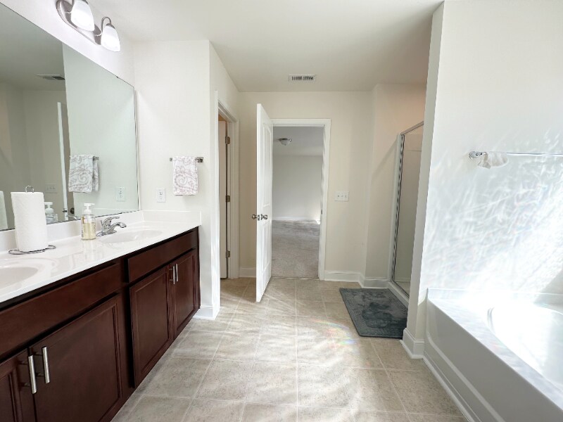 Building Photo - 5 Misty Grv Trl