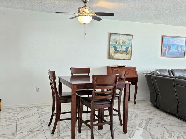 Building Photo - 7425 Bay Island Dr S