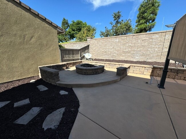 Building Photo - 4 Bedroom + Utility Room / 3.5 Bath Home F...