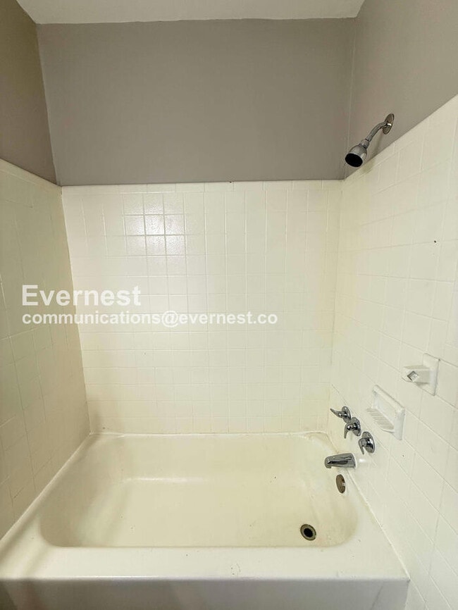 Building Photo - 3 Bed/1 Bath Home with Off-Street Parking / Pet-Friendly / Available Now!