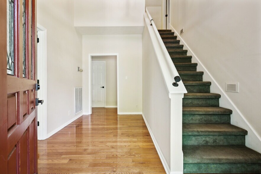 Building Photo - 316 McCoin Dr