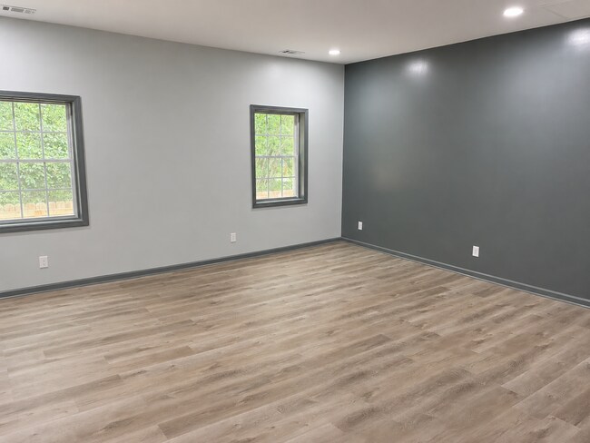 Building Photo - 542 Elm St